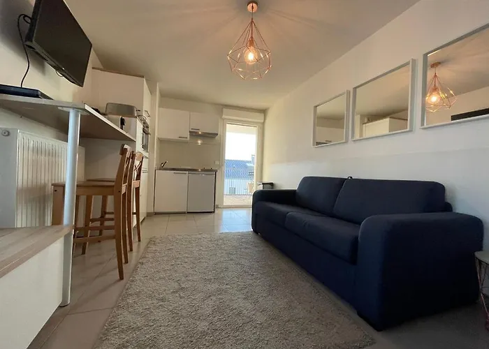 Harmonieusement Amenage Avec Parking Et Terrasse Vers La Cite Du Vin Appartement Bordeaux