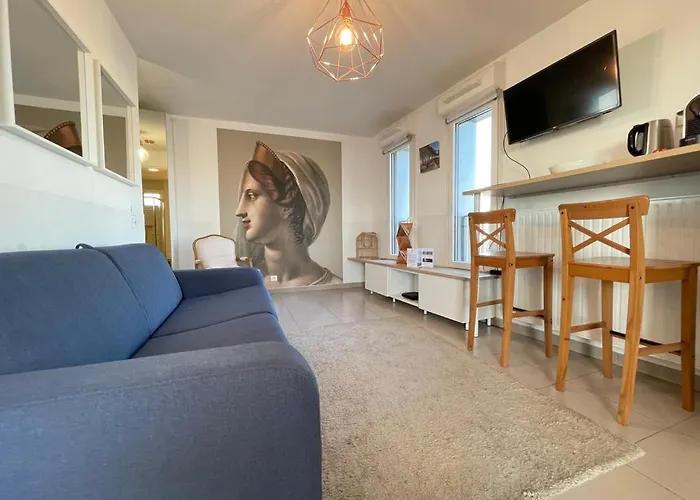 Harmonieusement Amenage Avec Parking Et Terrasse Vers La Cite Du Vin Appartement Bordeaux