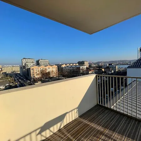 Harmonieusement Amenage Avec Parking Et Terrasse Vers La Cite Du Vin *