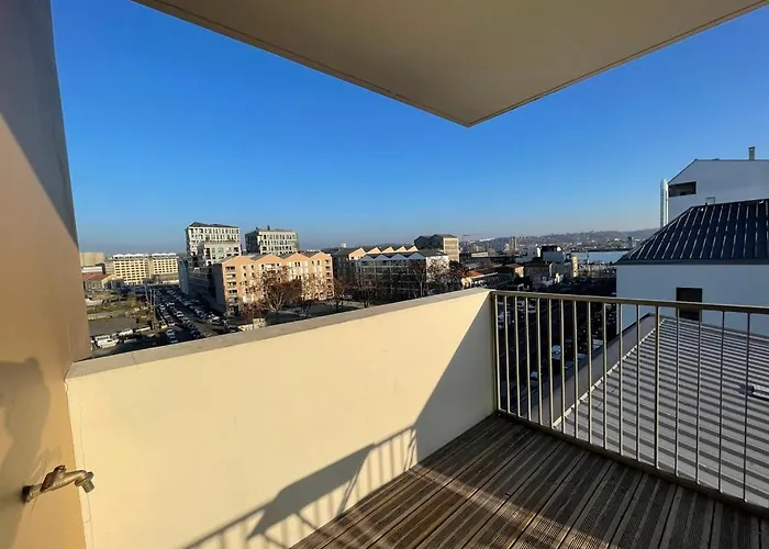 Harmonieusement Amenage Avec Parking Et Terrasse Vers La Cite Du Vin *