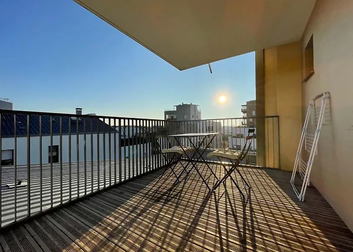 Harmonieusement Amenage Avec Parking Et Terrasse Vers La Cite Du Vin